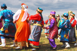 Burjaten tanzen am Baikalsee