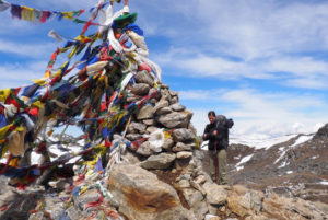 Am Laurebina-Pass mit Gebetsfahnen, Nepal