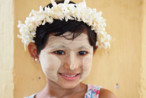 burmesisches Maedchen mit Thanaka-Paste im Gesicht