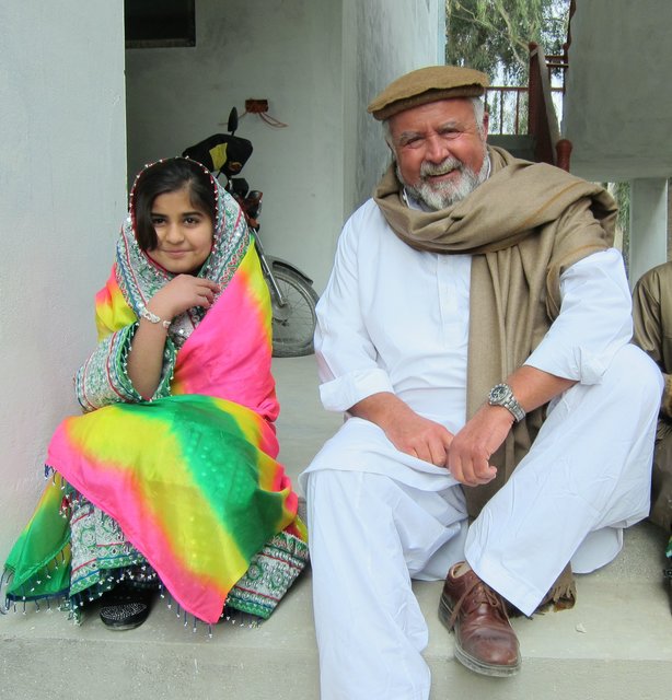 Dr. Reinhard Erös mit afghanischem Schulmädchen