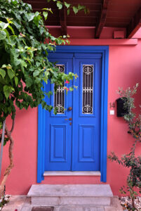 blaue Haustür, rosa Haus
