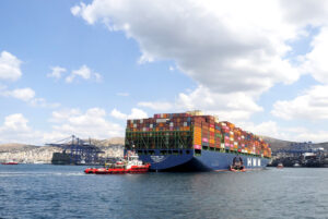 Containerschiff im Hafen von Piräus